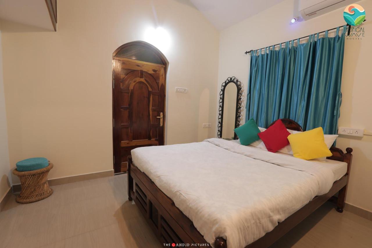 Tropical Wave Hostel Morjim Goa Экстерьер фото